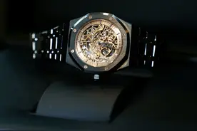 1 of 150的爱彼限量双摆轮三文鱼黑陶瓷15416ce 高级腕表的毕业款，竟然碰瓷casio？？有没有懂的解释一下，为啥买到能赚100@谢老板下班了  #爱彼 #爱彼皇家橡树 #腕表分享 #15416ce视频封面