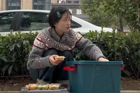 听说火鸡面摆摊很简单！30分钟就卖完了 ➕29 （大3小1） #火鸡面摆摊 #i人摆摊