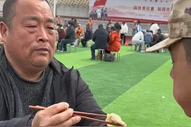 山东费县，新兵出征现场，送行的父亲端起水饺，哽咽的对即将出征的儿子说：“到部队好好干，家里不用挂牵。”话语朴实无华，却如同千钧之重！视频封面