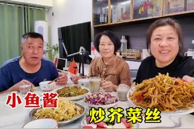 赶集买的麦穗鱼，老爸做盘小鱼酱，胖妞炒芥菜丝，早餐当咸菜吃视频封面