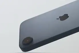 苹果整活？iPhone16e没有闪光灯！！ 宣传片里出乌龙了
