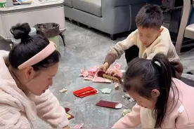 存了两年多的存钱罐终于忍不住要砸开了，倒了一地来看看有多少，现在的小朋友真的太幸福了，我们小时候红包才10块钱！#存钱罐 #记录真实生活视频封面