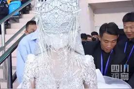 近日，网红“旺仔小乔”演唱会不露脸引发网友热议，#旺仔小乔曾直播回应不露脸原因 ：一是认为露脸会很危险，没有专业团队保护；二是有颜值焦虑，希望因为声音受到关注；三是曾因长相有被校园霸凌过。她表示，不露脸是为了保护自己，希望网络和生活能分开。