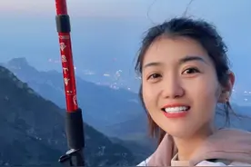 门票105夜爬泰山，2点出发6点大一点到南天门，全程一瓶水一个士力架一根登山杖，省去了汽车费和索道费，边爬边歇不累，就是十八盘有点小累，还赶上了日落，山顶租一件衣服50，风大的有点吓人，温度太低只有3度，山上的宾馆太贵，这如何是好？？手冻的手机都拿不稳了，谁出租半边床给我？明早看日出#户外徒步登山  #泰山 又一次的挑战了自己，给自己👍👍👍@抖音小助手
