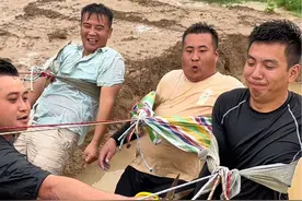 清凉一夏 清凉一夏之水坑石头剪刀布挑战！#男人简单的快乐 #2024新农人计划 #清凉一夏 #暑假花式玩水大赛 #团建游戏视频封面