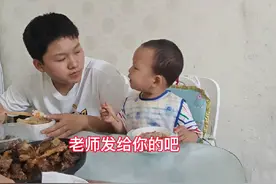 哥哥下次可不许这样了，看把弟弟委屈的😅😅#饭桌上的日常视频封面