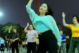 你送我的红玫瑰，它已经早已枯萎…#心碎爱上了眼泪 #广场舞dou起来