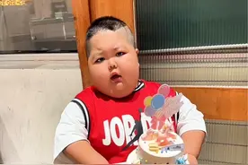你是我永远的太阳温暖着妈妈，只要你快乐就是我最大的心愿… #陪伴是最长情的告白 #你是落在我世界里的一束光 #热门推荐视频封面
