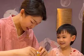 大夏天带孩子去汤泉洗澡😂得得进女澡堂又差点被撵走 第1⃣️次给两娃贴儿童面膜 最后在游乐场包场玩到半夜#记录孩子的点点滴滴 #抖音记录我的日常生活 #生活vlog日常记录 #记录日常生活 #记录真实生活视频封面