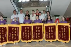 十三中五班家长代表向老师们敬献锦旗，知遇之恩，当永生不忘视频封面