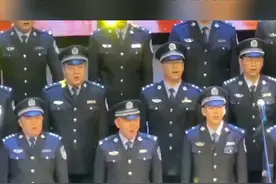 7月24日，内蒙古。论心理素质还得是警察叔叔，他们竟然都不笑！网友：第三排的人把第二排的帽子挂到第一排人的手上！视频封面