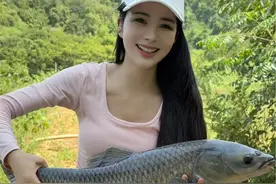 钓到草鱼满心喜，强制回鱼空欢喜 #原来钓鱼才是抖音运动顶流 #女钓手 #2024dou来钓鱼 #沃鼎王者神剑旗舰版 #柒月重庆视频封面