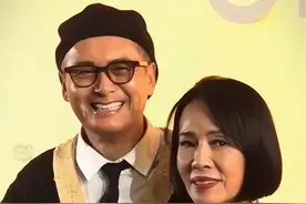 69岁#周润发 和妻子#陈荟莲 出席活动，结婚37年虽膝下无子无女但依然恩爱如初，有喜欢发哥的吗？视频封面