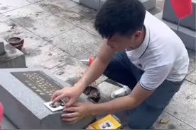 男子自费三万元左右为200位烈士加贴烤瓷像。“想让更多人记住他们的模样”#烈士永垂不朽 #铭记历史致敬英烈视频封面