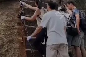 #游客爬华山云梯不小心跌落 吓坏众人，目击者：还好人没事 #爬山 #危险瞬间