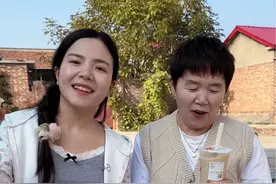 和婆婆逛街可以像闺蜜一样自由自在，她会吃我买的任何东西，也会陪我排队去吃稀奇古怪的东西，有这么不扫兴的妈妈，实在是太幸福了🥰 #婆媳 #闺蜜视频封面