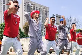 全部是男人跳广场舞，《火火的爱》，#户外舞蹈 #全民健身 #抖音广场舞 #火火的爱 #柳州男团