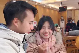 吃席时，给闺蜜的男朋友夹菜，他这反应太快了，你们觉得她这样的男朋友会出轨吗？#原谅我不厚道的笑了 #万万没想到 #看一遍笑一遍 #山东移动喊麦接龙  @山东移动视频封面