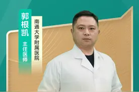 指甲有竖纹和凹陷，预示红斑狼疮风险 红斑狼疮是一种自身免疫性疾病，最新研究发现，指甲的异常变化可能是疾病早期信号，引起医学界关注。 指甲上那些竖纹和凹陷是什么情况呢？一般来说，指甲出现竖纹和凹陷，可能是多种原因导致的。但如果同时伴有关节疼痛、皮疹、发烧等症状，就要警惕红斑狼疮了。你一定在想，碰到这种情况该怎么办？建议及时去风湿免疫科就医检查。医生会根据症状和检查结果来判断是否需要进一步治疗。不过也别太担心，很多指甲问题都是营养不良或局部损伤引起的。如果确诊为红斑狼疮，早期规范治疗效果会更好。在治疗期间要注意防晒、规律作息、合理饮食，保持良好心态很重要哦。想了解更多健康知识，欢迎在评论区交流。#全民健康素养提升 #红斑狼疮 #系统性红斑狼疮 #系统性红斑的症状表现 #抖出健康知识宝藏视频封面