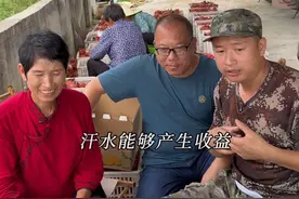 立秋风起，黄桃丰收正甜。无人运输机帮忙送果，直播间里吆喝着让清甜出山。回家炖碗桃浆牛奶羹，果香混着奶香，这是秋天的第一杯奶茶，也是助农中的一份香甜，更是烟火人间里的踏实温暖。#我的乡村生活 #新农人计划2025 #立秋田园趣 #抖音新农人 #农村美食