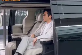 张智霖杭州买车被拍，颜值依旧抗打。 张智霖倚车而立，尽显男神魅力#张智霖杭州买车 #张智霖 #明星颜值 #明星保养视频封面
