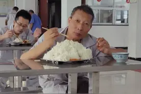 工友拍摄大叔食堂吃饭饭量惊人，食堂禁止浪费，每次能吃完还能再添点，拍摄者：干得是体力活，不吃饱没力气视频封面