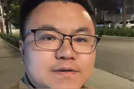父母是在哪个瞬间变老的？这张照片，让人潸然泪下。#时光慢些吧不要再让你变老了 #我们老了会不会是这个样子 #孝敬父母视频封面