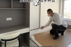 卧室比较小，建议做这种榻榻米衣柜书桌一体的设计，功能齐全，空间显大不拥挤，想要增加收纳的朋友，可以榻榻米底部做这种滑轮抽屉，拿取物品方便，空间不浪费，柜子不想装拉手，那就做这种免拉手样式，有想做的朋友可以参考噢！#同城装修 #小卧室衣柜书桌一体