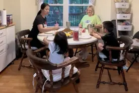 中美家庭和公婆同住日常｜美国婆婆真的好的没话说！我做饭，她陪孩子们玩。吃完饭她会主动收拾厨房。妹妹现在每天都要在她的大浴缸里洗澡，她每晚都会帮女儿洗澡。洗完澡就陪孩子们玩。孩子们都特别爱她。 话说，最后一组熊猫即将要离开美国了，以后只能回国去看熊猫了🐼 #美国生活#跨国婚姻 #日常vlog#中美家庭#萌娃视频封面