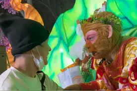 大哥真能闹，来我们大东北旅游的朋友放心奥，啥也丢不了😂 真抗冻啊，听说穿半截袖在长春逛一圈了🤔#雪饼猴 #雪饼猴王铁柱视频封面