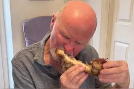 百分之九十九英国人都不会吃的东西结果把我公公给香迷糊到了，他说这是他吃过所有的猪肉中最好吃的肉#老外吃中餐 #英国生活 #跨国婚姻 #海外生活视频封面