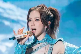 解解后面这眼神也太拿捏我了吧 🤣 #邓紫棋 #邓紫棋演唱会 #新的心跳视频封面