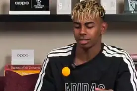 7月9日，获赠孙颖莎签名球拍后，#亚马尔说想教孙颖莎踢足球 ，并回赠孙颖莎签名足球 #媒体精选计划