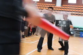 #现场实拍 新警训练日！最小作战单元两人警组，钢叉盾牌组合战术处置训练片段。#警察视频封面