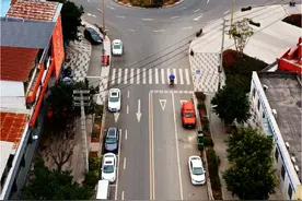 这里被称为四川最奇特的小镇，一声鸡鸣可以叫醒两个市的人。上一分钟在德阳，下一分钟就到了成都…#旅行推荐官 #周边游 #航拍家乡 #一座有着千年历史的古镇 #四川视频封面