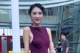 中场15分钟换装时间，拍一个视频#寻找秀场上的美 #后台花絮 @DOU+小助手 @DOU+上热门视频封面