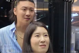 39岁身材超好姐姐靠剪发美成“杨千嬅”！被发型封印颜值，看我如何用一把剪刀让她判若两人——针对脸型头型精准设计，侧颜刘海柔化轮廓，胎毛刘海暗藏减龄玄机，羽毛层次剪完颅顶直接“长高3cm”，连贴头皮的扁塌发都变得蓬松立体！做完护理的发质像打了柔光，染上显白粉发色更是惊艳，30-80岁想靠发型找回自信的女性必看，原来专业剪发真能重塑气质，让普通发型秒变明星级颜值加分项！快收藏、分享给你的发型师和好姐妹们！#剪发#染发#烫发#深圳海德发型设计#发型推荐