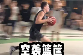 中俄混血的@丹尼Danil 空袭徐家汇公园篮球场，球风既炸裂又儒雅，一直尝试空袭篮筐，但在对手发球失误时会将球权还给对手  #丹尼徐家汇公园 #实战扣篮 #转身上篮视频封面