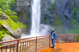 在秦岭有一个可以免费看瀑布切开车可以到的地方，走，过去看一下视频封面