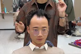 你们最爱看的M发际线修剪技巧来了！让你不再翻车！#零基础学理发 #m发际线必备发型 #让技术更有价值 #叁家店弟子班视频封面