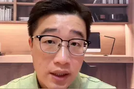 湖北高速警车拦截私家车的行为，是否违法？#热点新闻事件 #法律常识#警车#高速#私家车视频封面