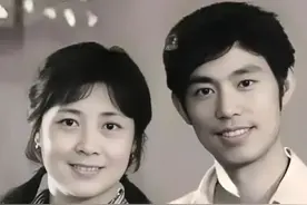 1972年，29岁的黄婉秋与何有才喜结连理。两人风雨同舟走过金婚岁月。“刘三姐”走了“阿牛哥”写下一封催人泪下的信“我的爱妻，我的三姐，奈何桥上等我”#刘三姐 #黄婉秋视频封面