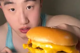 不知道吃啥的时候，就乐意整点小汉堡🍔#00后 #辅导员 #卫龙魔芋爽#麻酱魔芋爽#组个醒春快乐局视频封面