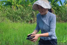 今天去河里摸河蚌，没有想到还能遇到熟人，摸的河蚌实在太多了根本吃不完，只有拿来喂鸭子。#记录农村真实生活 #河蚌 #户外 #新农人计划2024 #我的乡村生活视频封面