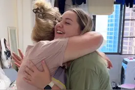 阿廖娜终于开始办理中国绿卡的流程了！丈母娘知道这个消息后感动得哭了，盼望女儿早点拿到绿卡！#跨国婚姻 #记录生活 #外国媳妇视频封面