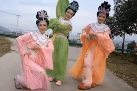 仙女下凡来，槐荫结鸾俦，黄梅悠悠情悠悠，谁能听过够呀视频封面