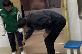 天气逐渐转凉，中学教师守在教室门口，挨个检查孩子们有没有穿秋裤。  #秋裤 #校园生活 #老师视频封面