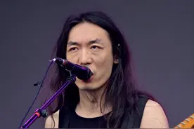 “他们乖乖跟在你身后像一群没主人的狗”#狗女孩 #梅卡德尔 #摇滚#飞鲸岛音乐节 #飞鲸岛音乐节威海站摇滚浓度