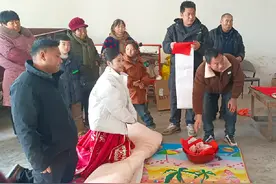 听说磕头有钱，我家的小伙子问我他能不能磕头 ，蠢蠢欲动