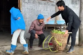 家人们视频看完以后，感谢提一下宝贵建议，她是先治疗还是先读书，因为她成绩很好，先治疗怕影响她学习，先读书怕会失明。#关爱留守儿童 #我的乡村生活 #新农人计划2024 #我为家乡代言 #乡村守护人视频封面